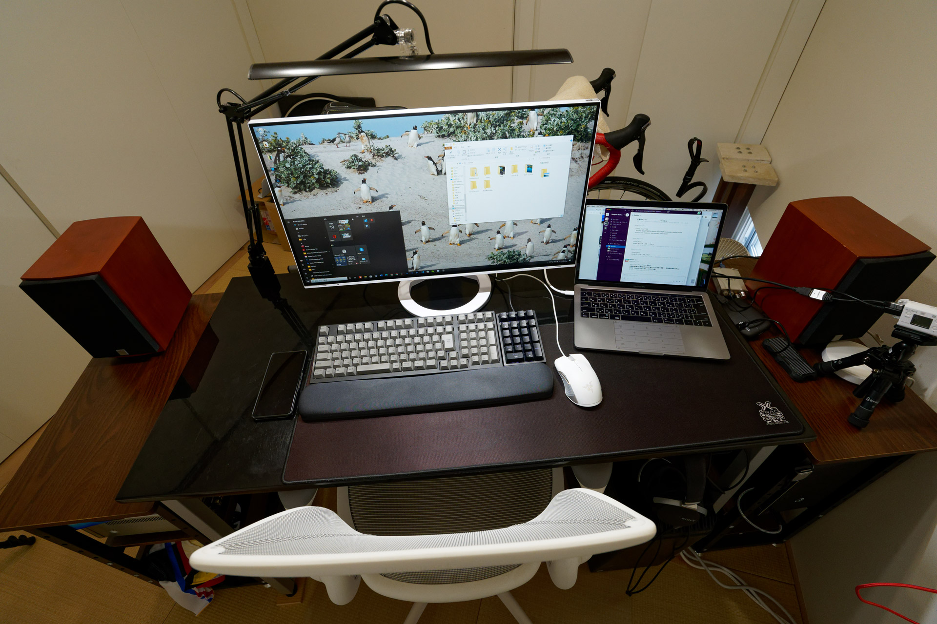 Notebook and desktop PC connected to the EV2795 with desktop screen currently displayed on EV2795.